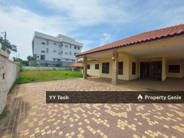 Bungalow for sale in Ujong Pasir, Malaka