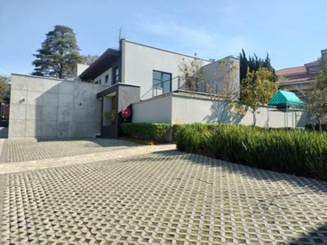 Townhouse for sale in Waterkloof, Gauteng