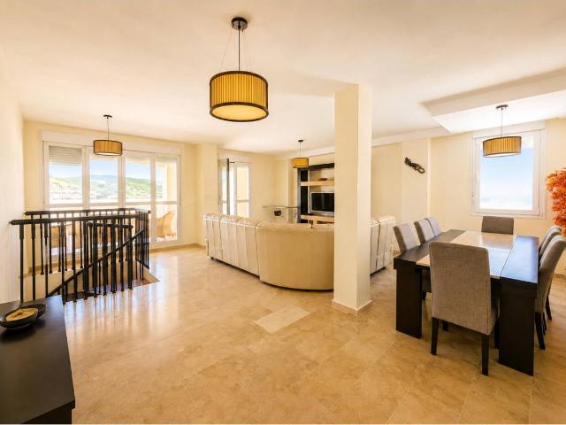 Dúplex en venta en Castillo de la Duquesa, Costa del Sol Occidental