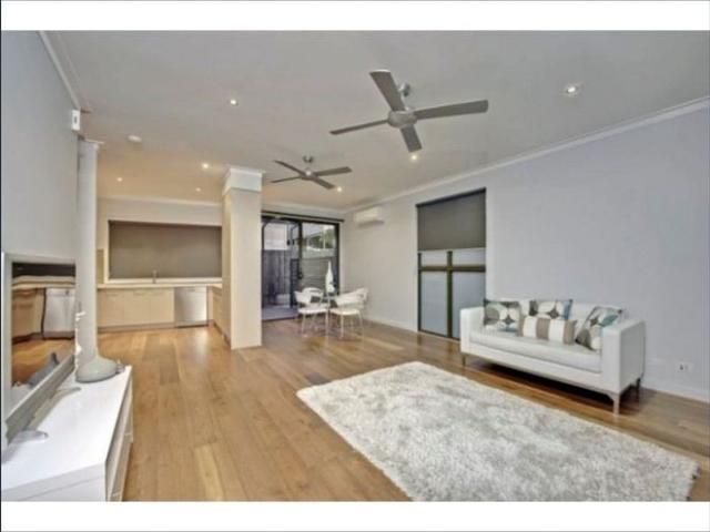 Townhouse for rent in Camp Hill, Greater Brisbane