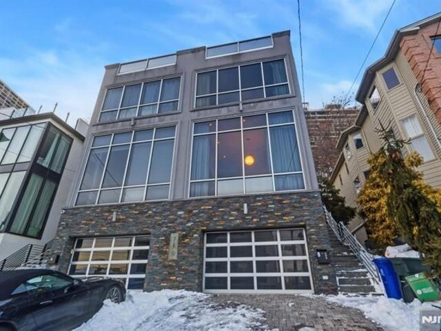 House for sale in Edgewater, New Jersey