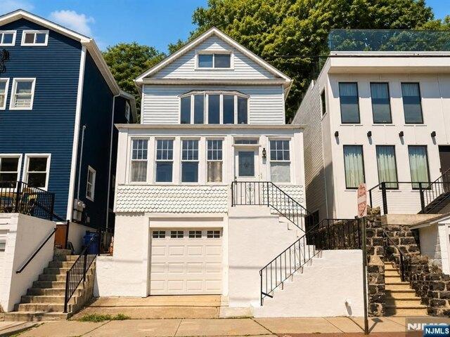 House for sale in Edgewater, Bergen County
