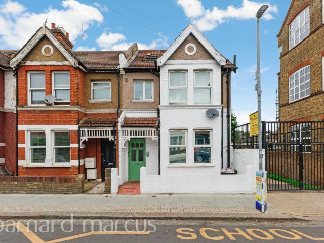 Apartment for rent in Furzedown, Greater London