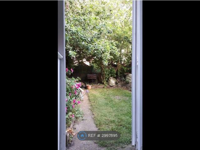 Apartment for rent in Furzedown, Greater London
