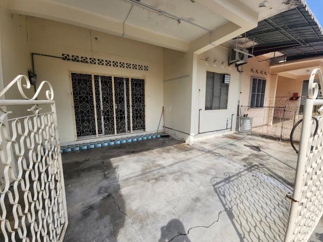 Terraced House for sale in Malaka