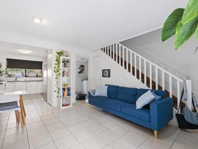 Townhouse for rent in Mermaid Waters, Gold Coast City