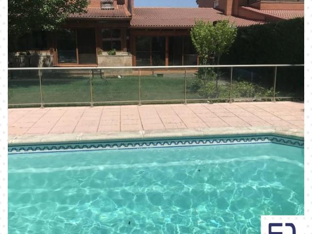 Villa en venta en Laguna De Duero