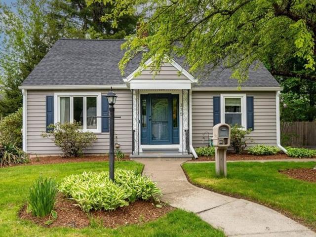 House for sale in Clicquot, Millis
