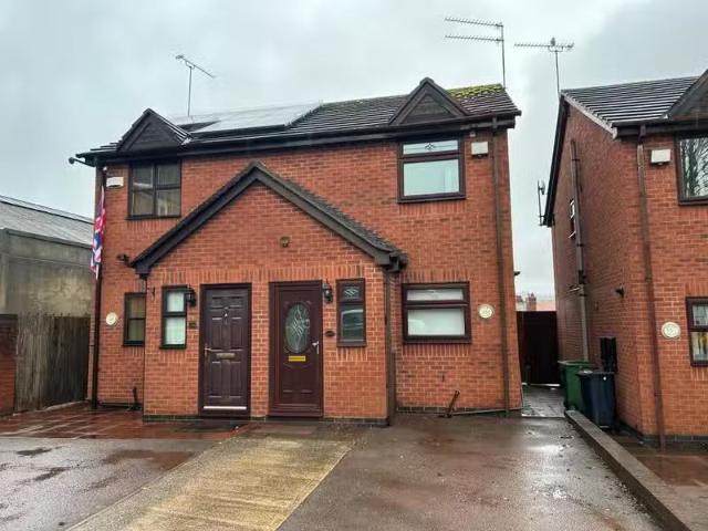House for rent in Dixons Green, West Midlands