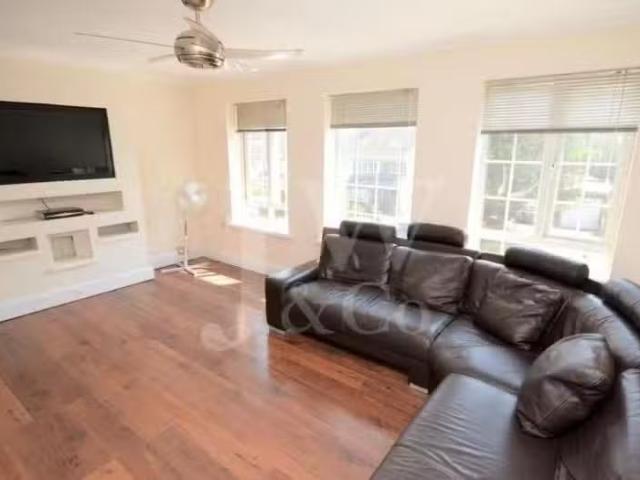 House for rent in How Wood, Five Acres