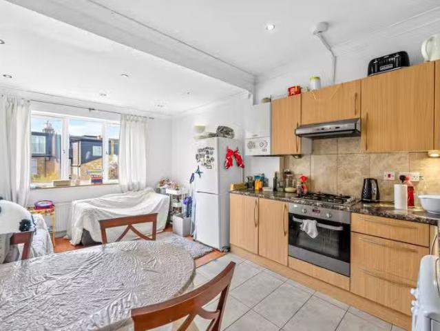 Apartment for rent in Furzedown, Greater London