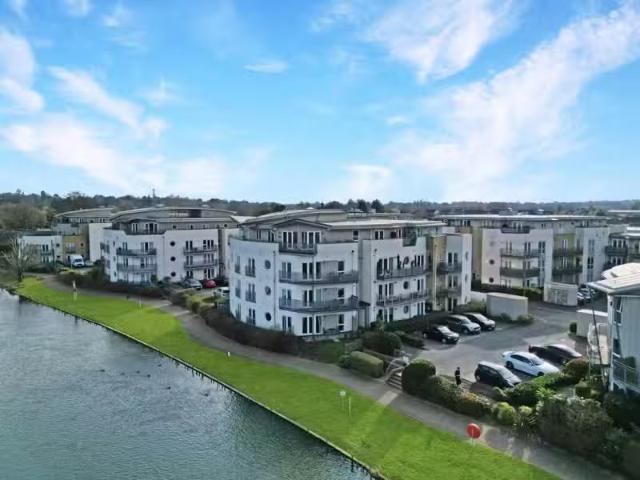 Apartment for rent in Row Town, Surrey