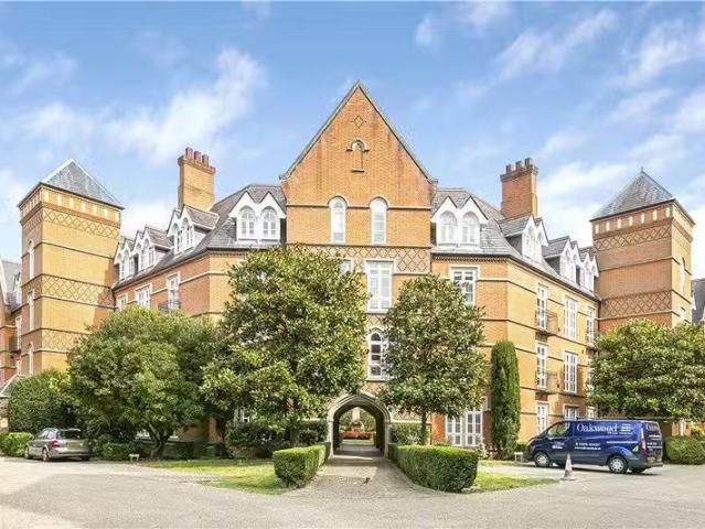 Apartment for rent in Row Town, Surrey