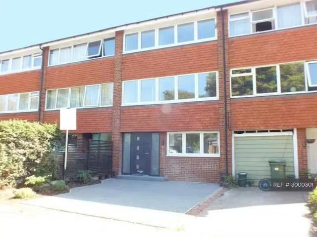 House for rent in Blackhills, Surrey
