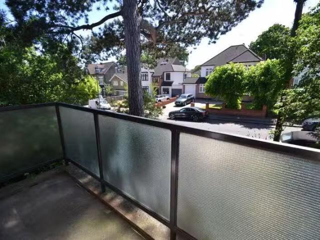 Apartment for rent in Shortlands, Greater London