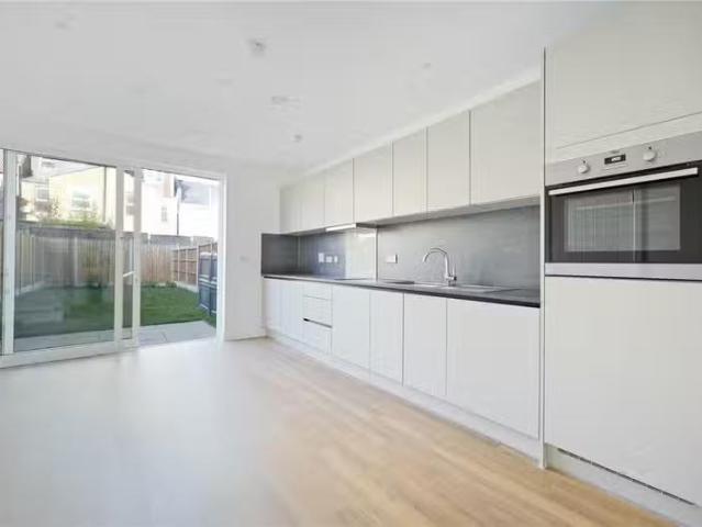 House for rent in Higham Hill, Wood Street