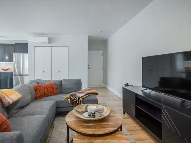 Condo for rent in Mont-royal, Quebec