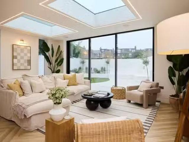 Apartment for rent in Brondesbury, Greater London