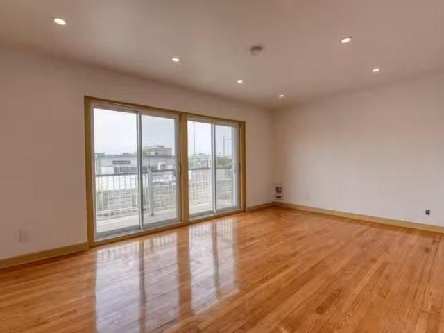 Condo for rent in Mont-royal, Quebec
