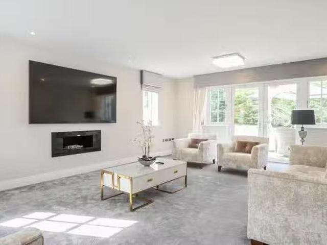 Apartment for rent in Pachesham Park, Surrey