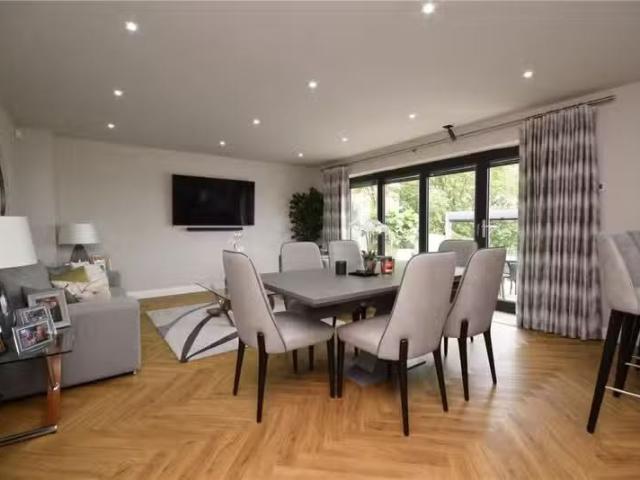 House for rent in New Southgate, Greater London