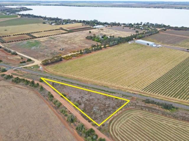 Cottage for sale in Lake Charm, Victoria
