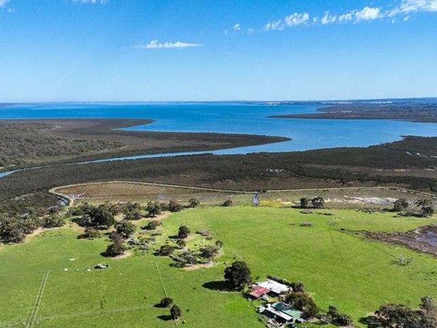 Cottage for sale in Pearcedale, Victoria