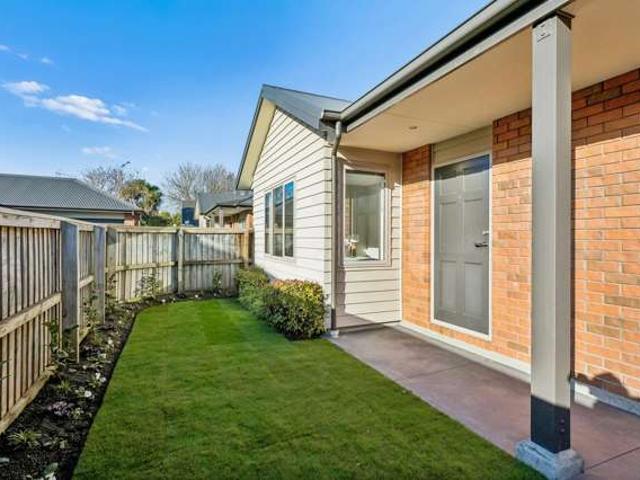 Townhouse for sale in Addington, Canterbury
