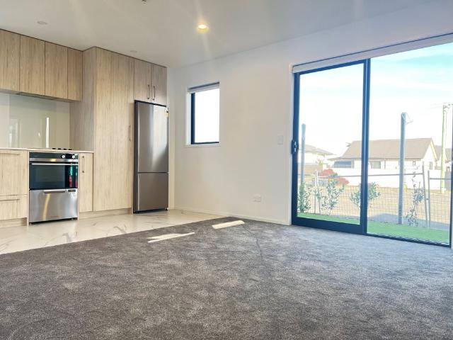 Townhouse for rent in Chaslands, Canterbury