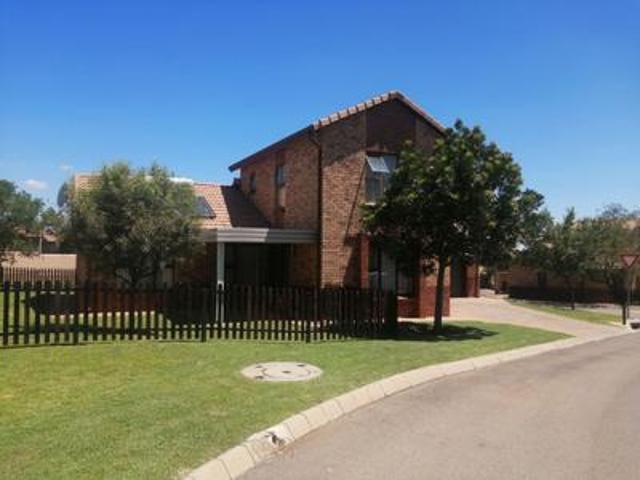 Townhouse for rent in Die Hoewes, Centurion