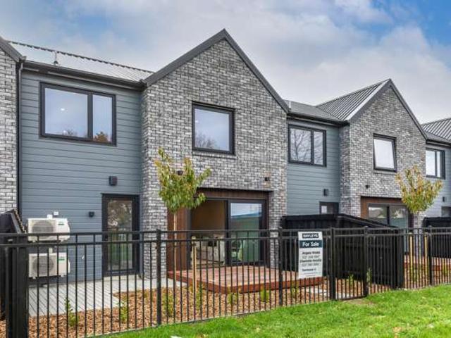 Townhouse for sale in Chaslands, Canterbury