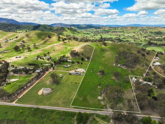 Cottage for sale in Bonnie Doon, Victoria