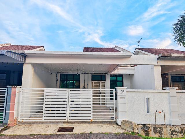 Terraced House for sale in Malaka