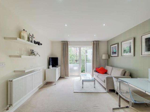 Apartment for rent in Little Stanmore, Greater London