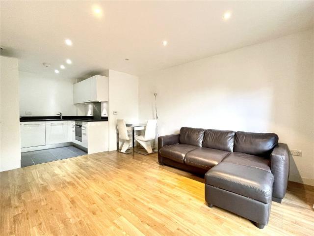 Apartment for rent in Little Stanmore, Greater London