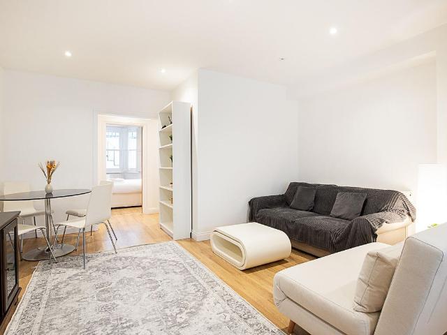 Apartment for rent in Brompton, Greater London