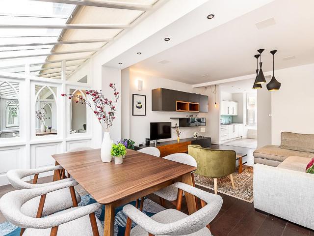 Apartment for rent in Lot's Village, Greater London