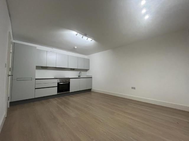 Apartment for rent in Heol-las, Surrey