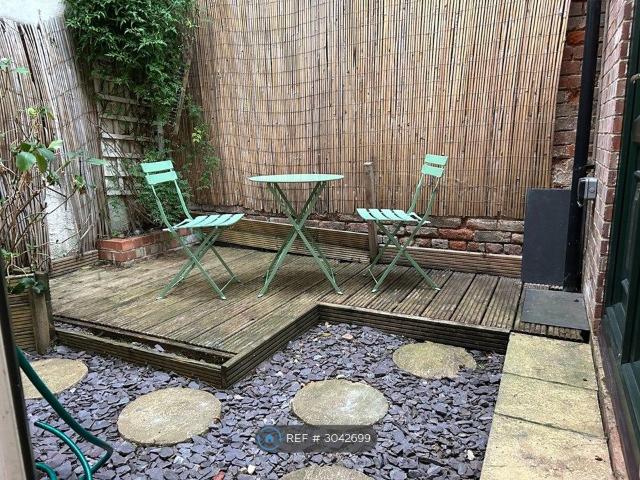 Room for rent in Golden Valley, Gloucestershire