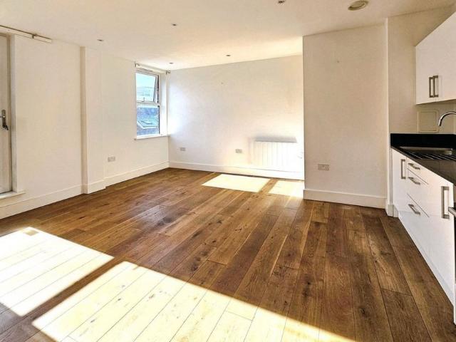 Apartment for rent in Heol-las, Surrey