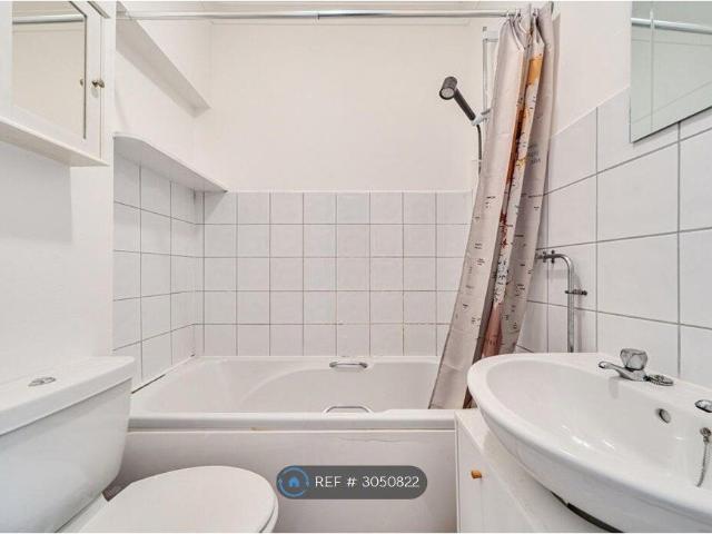 Studio for rent in St James, Sandown Park