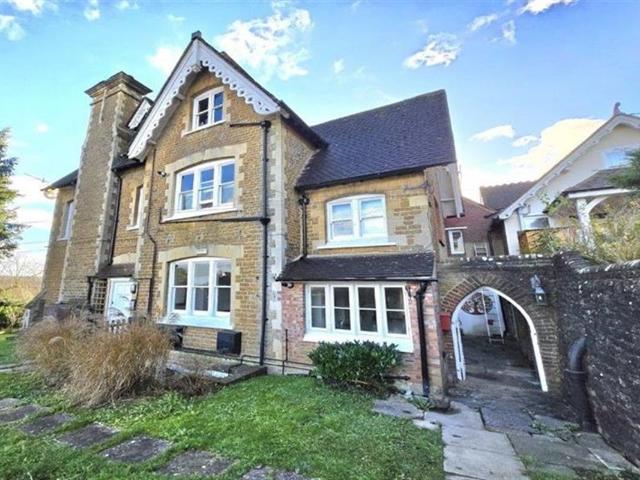 Apartment for rent in Farncombe, Waverley
