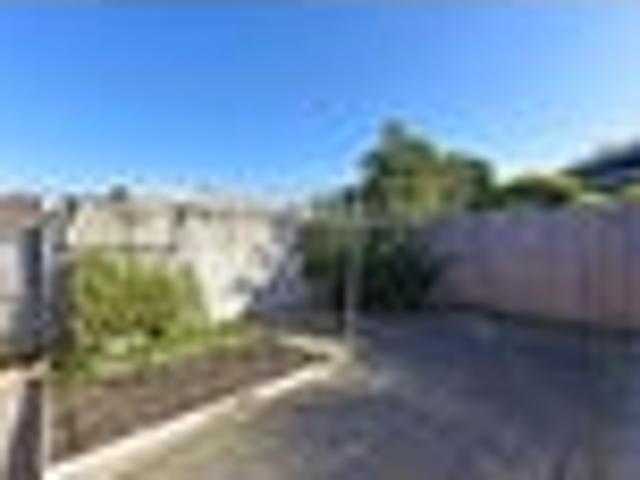 Townhouse for rent in Chaslands, Canterbury
