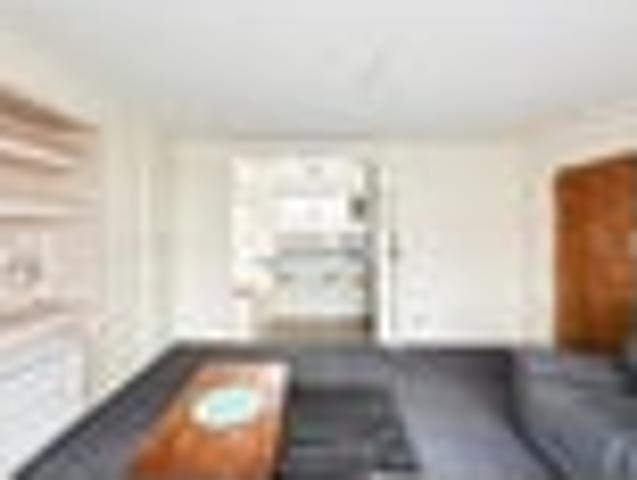 Townhouse for rent in Chaslands, Canterbury