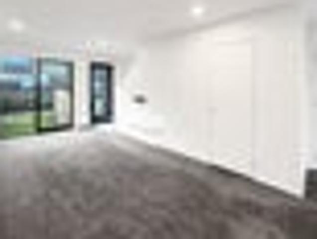 Townhouse for rent in Chaslands, Canterbury