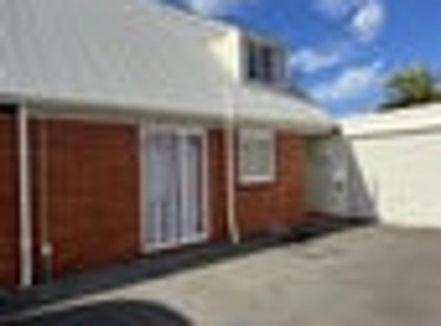 Townhouse for rent in Chaslands, Canterbury