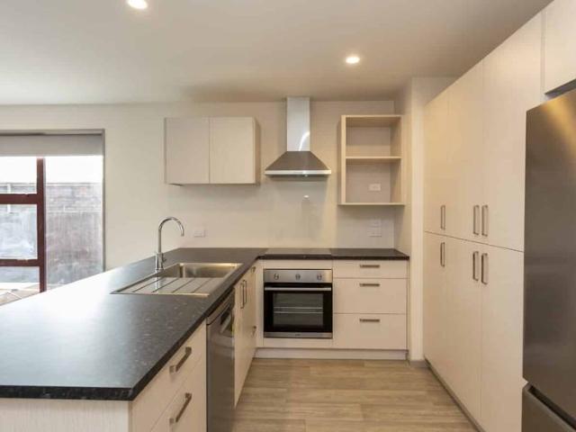 Townhouse for rent in Chaslands, Canterbury