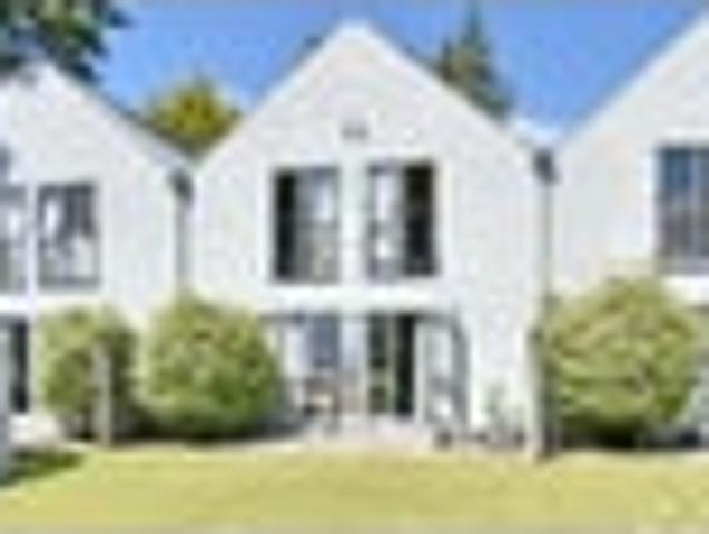 Townhouse for rent in Chaslands, Canterbury