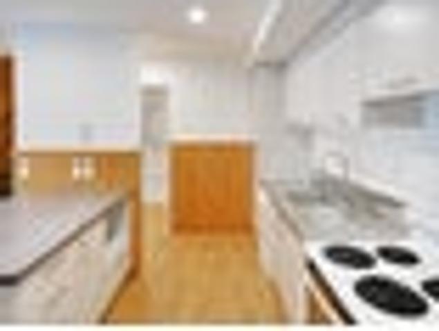 Townhouse for rent in Chaslands, Canterbury