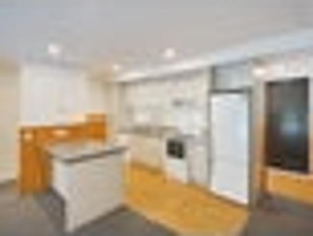 Townhouse for rent in Chaslands, Canterbury